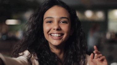 Sohbet, casusluk çekici genç kadın video. Kadın rahat kafede otururken kameraya sallayarak. yakın çekim