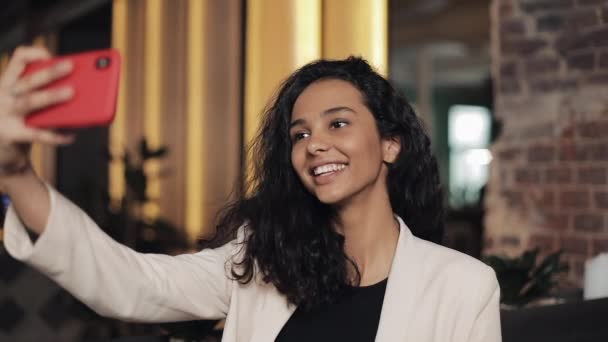 Elegante joven empresaria sentada en la cafetería y tomando selfie con su teléfono inteligente — Vídeos de Stock