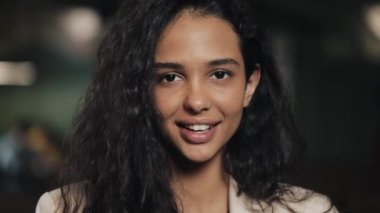 Çekici genç kadın rahat kafe mutlu hissediyorum gülümseyerek kameraya bakarak yakın çekim