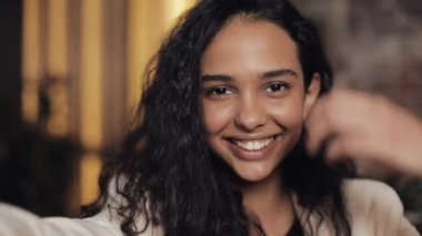 Smartphone için selfie kullanarak ve kafe ve restoran onun aboneleri için video vlog kayıt çekici güzel kadınlar blogger