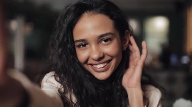 Smartphone için selfie kullanarak ve kafe ve restoran onun aboneleri için video vlog kayıt çekici güzel kadınlar blogger