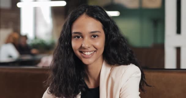 Portrait d'une femme d'affaires prospère regardant la caméra et souriant tout en travaillant dans le bureau urbain. Gros plan — Video