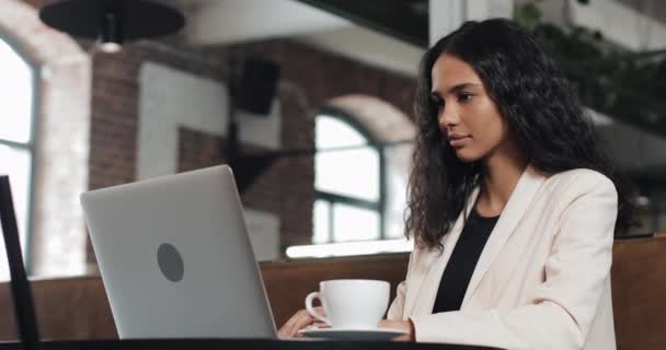 Jovem Mulher Negócios Terminando Seu Trabalho Laptop Relaxado Escritório Moderno — Vídeo de Stock