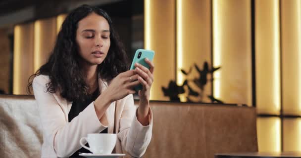 Zufriedene Geschäftsfrau Nutzt Smartphone Und Trinkt Kaffee Gemütlichen Café Freiberuflerin — Stockvideo