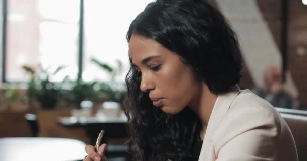 Zakenvrouw zitten met een laptop in het café en het eten van het diner met een kopje thee op de tafel. Eten lunch in Bureau — Stockvideo