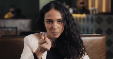 İş kadını rahat kafede öğle tatilinde salata yemek. Kameraya bakıyor. Sağlıklı beslenme