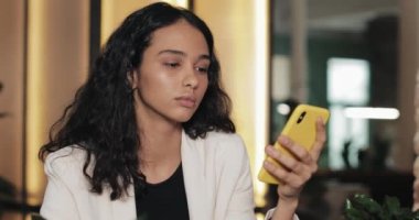 Kafede Smartphone kullanan yorgun iş kadın. Modern coworking ve içki oturan kız