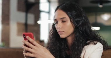Akıllı kafe ve manifatura üstünde hareket eden telefon App kullanarak iş kadını. Cep telefonu ile pembe elbiseli güzel casual kadın profesyonel. Yakın çekim