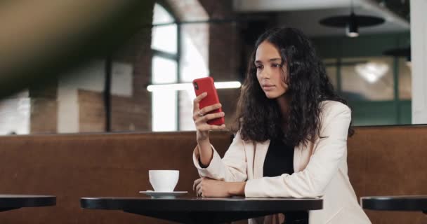 비즈니스 카페와 전화에 메시지 스마트폰 분홍색 정장에 캐주얼 전문가 클로즈업 — 비디오