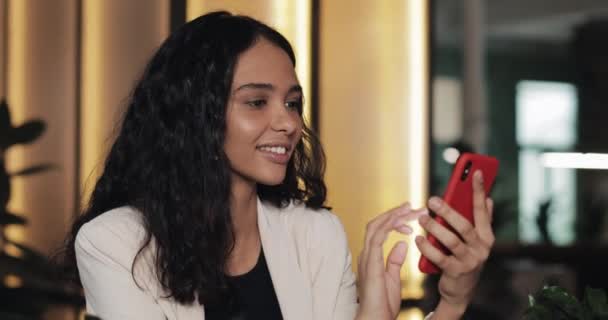 Молодая Счастливая Деловая Женщина Пьет Кофе Отправляет Сообщения Мобильного Телефона — стоковое видео