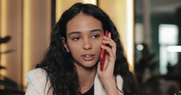 Junge Geschäftsfrau telefoniert, während sie im Café sitzt. , lächelt sie. schöne Mädchen mit lockeren Gesprächen auf dem Handy — Stockvideo