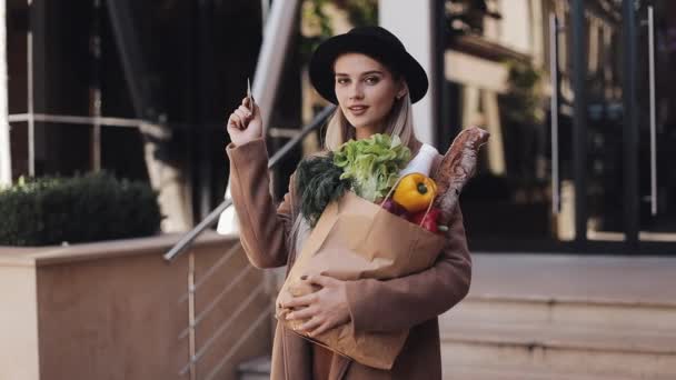 Jeune Belle Femme Portant Manteau Élégant Debout Dans Rue Tenant — Video