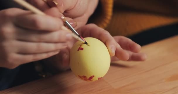 Primer plano de las manos madre e hija colorear huevos de Pascua con colores y cepillo. Huevos coloridos de Pascua. Preparación de la Pascua — Vídeos de Stock