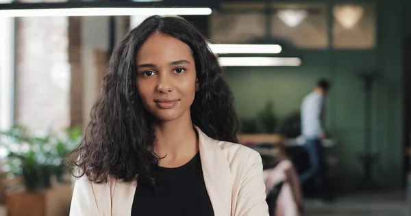 Genç başarılı işkadını meşgul ofis portre. Kameraya bakarak ve yapıyor yakışıklı kadın işçiye thumbs up yer ortak çalışma