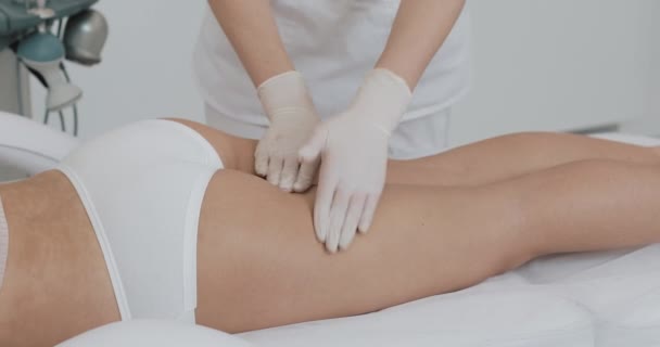 Correction de la figure matérielle. Cosmétologie des machines. Belle femme ayant cavitation, procédure enlever la cellulite sur ses fesses, gros plan. Programme anti-cellulite pour la santé et minceur — Video