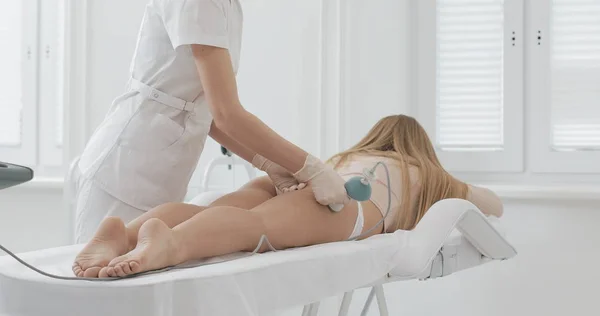 Donanım şekil düzeltme. Ultrason kavitasyon vücut tedavi şekillendirme. Güzel kadın güzellik salonunda Anti-yağ ve anti-selülit tedavisi alma