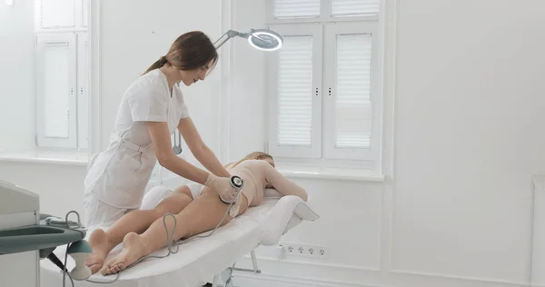 Donanım şekil düzeltme. Ultrason kavitasyon vücut tedavi şekillendirme. Güzel kadın güzellik salonunda Anti-yağ ve anti-selülit tedavisi alma