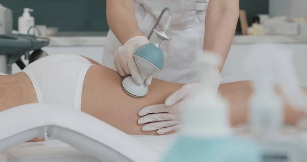 Donanım şekil düzeltme. Makine kozmetik. Kavitasyon, selülit onun kalça üzerinde kaldırma yordamı olan güzel bir kadın yakın çekim. Anti-Selülit programı Sağlık ve zayıflama için