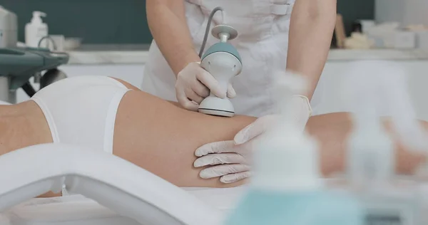 Donanım şekil düzeltme. Makine kozmetik. Kavitasyon, selülit onun kalça üzerinde kaldırma yordamı olan güzel bir kadın yakın çekim. Anti-Selülit programı Sağlık ve zayıflama için