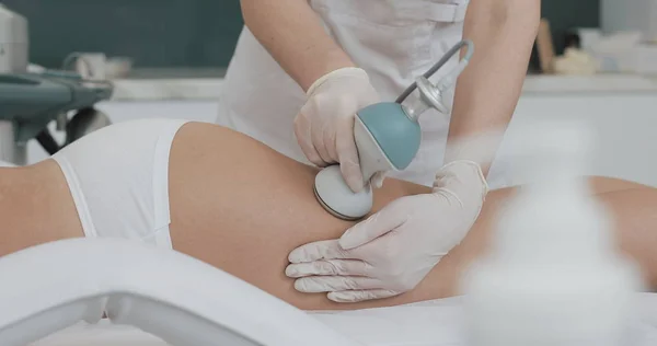 Donanım şekil düzeltme. Makine kozmetik. Kavitasyon, selülit onun kalça üzerinde kaldırma yordamı olan güzel bir kadın yakın çekim. Anti-Selülit programı Sağlık ve zayıflama için