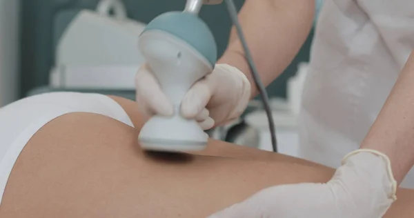 Donanım şekil düzeltme. Makine kozmetik. Kavitasyon, selülit onun kalça üzerinde kaldırma yordamı olan güzel bir kadın yakın çekim. Anti-Selülit programı Sağlık ve zayıflama için