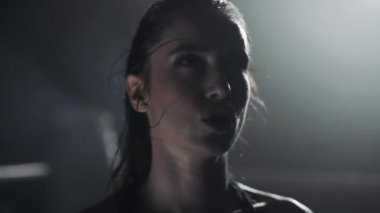 Boks yüzüğü üzerinde yorgun kadın boksör ayakta portresi