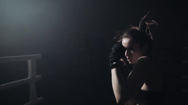 Allenamento femminile di pugile sul ring buio. Al rallentatore. Silhouette. Concetto di boxe — Video Stock