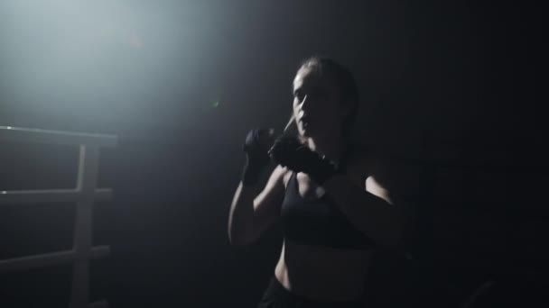 Szkolenia w ciemnym pierścieniem kobieta bokser. Zwolnionym tempie. Sylwetka. Koncepcja boks — Wideo stockowe