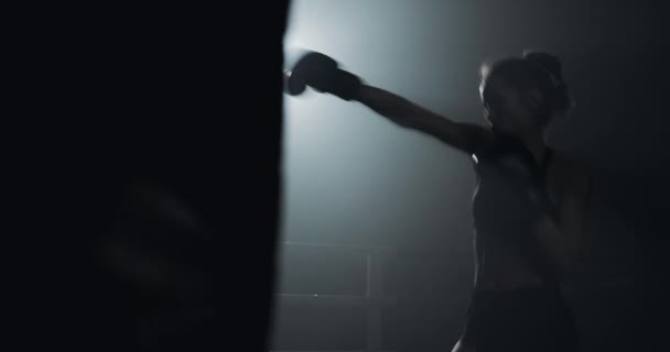 女子拳击手在黑暗的圆环训练。慢动作。剪影。拳击理念 — 图库视频影像