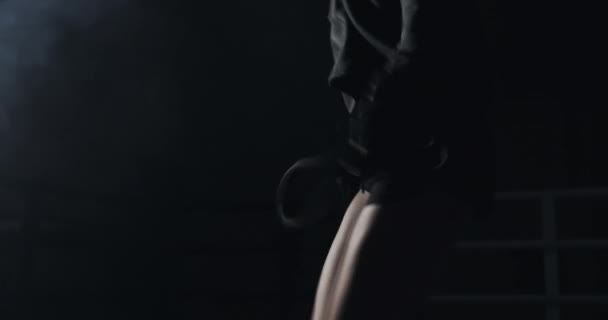 Giovane donna che salta corda in un anello buio. Silhouette. Concetto di boxe — Video Stock