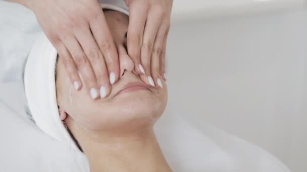 Cleansing foam. Young beautiful woman having a foam cleaning procedure while visiting a beautician. Slow motion — Stock Video