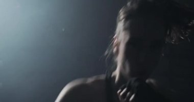 Kadın Boxer yumruk kamera tarafına-Boxer grev yakın. İzleyici video boks. Kadın rakibin çarpıcı