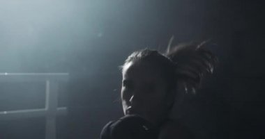 Kadın Boxer yumruk kamera tarafına-Boxer grev yakın. İzleyici video boks. Kadın rakibin çarpıcı