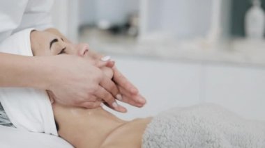 Temizleyici köpük. Bir güzellik ziyaret ederken bir köpük temizleme prosedürü sahip genç güzel kadın. Yavaş hareket