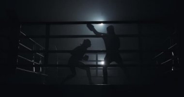 Koç eğitim kadın boksör boks ringi üzerinde. Siluet. Boks konsepti