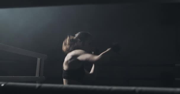 Entraînement de boxeuse dans l'anneau noir. Au ralenti. Silhouette. Concept de boxe — Video