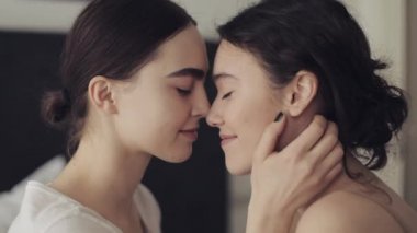 Mutlu lezbiyen çift kucaklayan her diğer ve Smiling at ev yüz için yüz içinde yavaş hareket