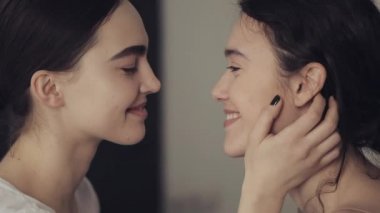 Mutlu lezbiyen çift kucaklayan her diğer ve Smiling at ev yüz için yüz içinde yavaş hareket