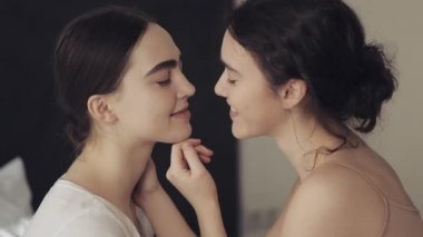 Mutlu lezbiyen çift kucaklayan her diğer ve Smiling at ev yüz için yüz içinde yavaş hareket