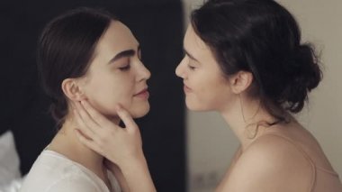 Mutlu lezbiyen çift kucaklayan her diğer ve Smiling at ev yüz için yüz içinde yavaş hareket