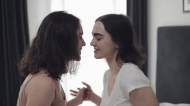 Evde yatakta dans mutlu lezbiyen çift. Gülüyorlar ve eğleniyorlar. Yavaş hareket. Lifestyle, LGBT konsepti
