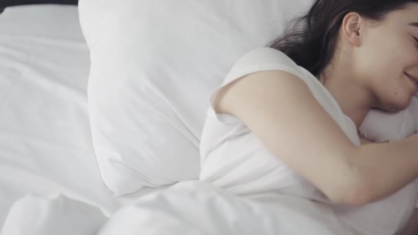 Lesbisk par kramar och leende medan liggande tillsammans i sängen hemma. Unga lesbiska kyssar och kramar efter vakna — Stockvideo