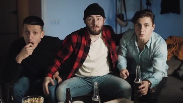 Apuestas deportivas. Tres amigos celebrando el éxito de su equipo de fútbol favorito en casa. Billetes de dólar cayendo, cámara lenta . — Vídeos de Stock