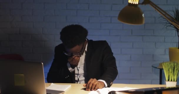 늦은 밤 사무실에서 일하는 동안 아프고 피곤한 사업가의 초상화. — 비디오