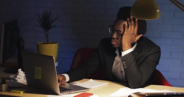 Zmęczony młody czarny biznesmen zasypianie przed ekranem komputera, a następnie budzi się i utrzymać na pracy. Workaholic, koncepcja terminu. — Wideo stockowe