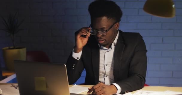Portret van moe Business man werken in een modern kantoor en kijken in de camera. Nacht tijd. — Stockvideo