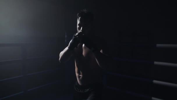 Manlig boxare knytnäve närbild-Boxer strejker i sidan av videokameran. Åskådare video boxning. Mannen är slående motståndaren. Slow motion. — Stockvideo
