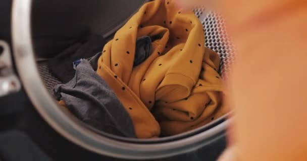 Dames handen laden kleren aan wasmachine. Zelfbedienings openbare Wasserij. — Stockvideo