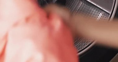 Kadın el çamaşır giysileri alır. Self-Servis kamu Çamaşırhane.