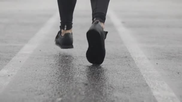 Σουτ σε αργή κίνηση των ποδιών ενός δρομέα σε αθλητικά παπούτσια. Αρσενικός Αθλητισμός τρέξιμο σε εξωτερικούς χώρους. Ένας δρομέας που τρέχει σε βροχερό καιρό. Κοντινό. — Αρχείο Βίντεο